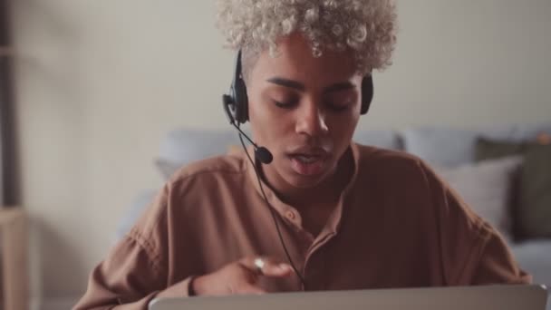 Afrikanerin im Kopfhörer nimmt Kundendienst zur Kundenanfrage auf — Stockvideo