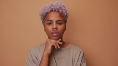 Afrikalı kadınlar şefkatle ve zevkle bakar ellerini çenenin altında tutar.