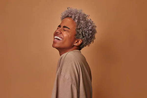 Överemotionell afroamerikansk kvinna skrattar högt hör roligt skämt eller historia — Stockfoto