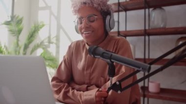 Genç Afrikalı kadın blogger canlı mikrofon kullanarak çevrimiçi podcast yapıyor