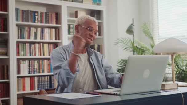 Glad afrikansk man på laptop firar lyckad Endeavor med JA Gesture — Stockvideo