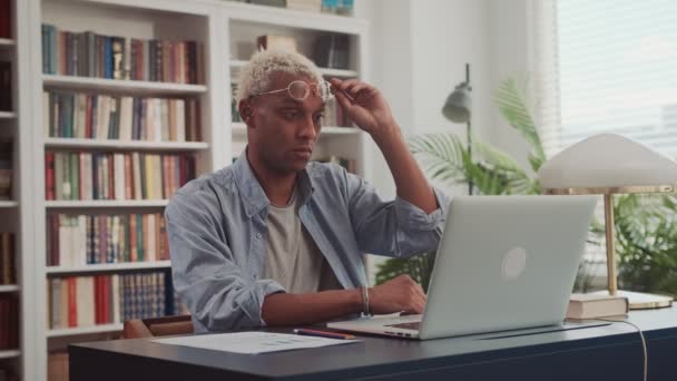 Pop eyed verbaasd Afrikaanse man kijkt naar laptop scherm en kan zijn ogen niet geloven — Stockvideo