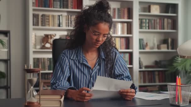 Podekscytowany indyjski dziewczyna student otwarta koperta czytanie dobre wieści w piśmie papierowym — Wideo stockowe