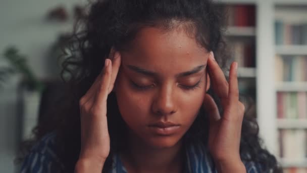 Close up esausto frustrato giovane donna indiana massaggiare templi — Video Stock
