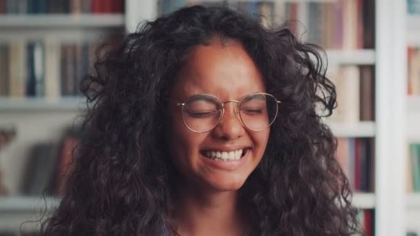 Retrato bonito rindo confiante jovem indiana mulher étnica — Vídeo de Stock