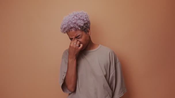 Mujer africana infeliz estresada masajeando puente nasal, aliviando el dolor — Vídeo de stock