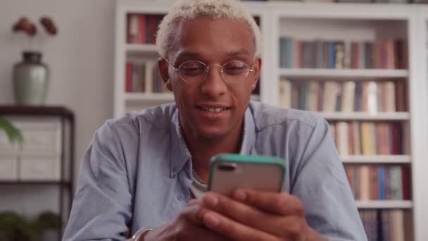 Portret van Knappe en Succesvolle Afrikaanse man gebruikt Smartphone bij Binnenlandse Zaken — Stockvideo