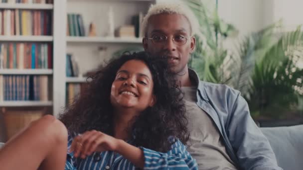 Primer plano mujer india abrazo sueño en afroamericano hombre amante hombro — Vídeos de Stock