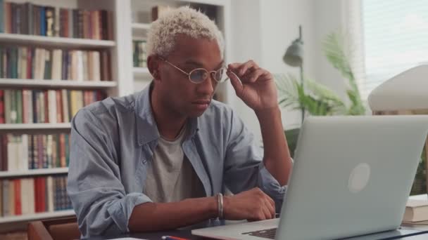 Разочарованный темнокожий бизнесмен подчеркнул проблему с компьютером — стоковое видео