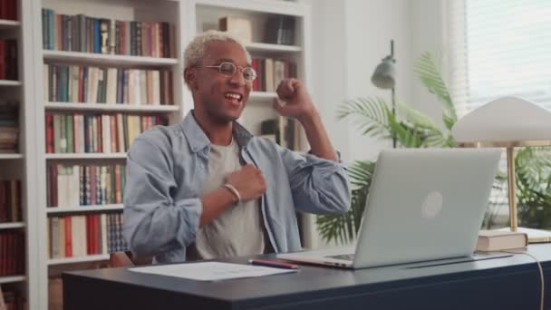 Heyecanlı Afrikalı adam e-postada iyi haberleri okuyarak başarıyı kutluyor — Stok video