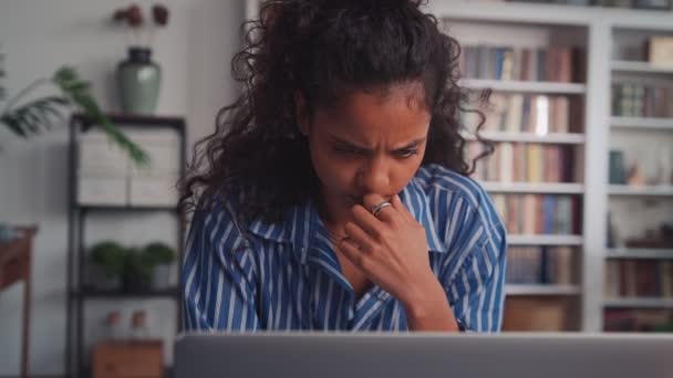 Indiano donna etnica sedersi a casa scrivania ufficio con il computer portatile pensando di ispirazione. — Video Stock