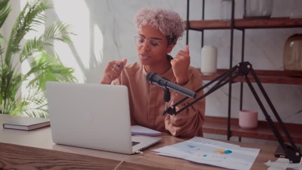 Afrikaanse vrouw afstand leraar leidt webinar klasse, gesprekken met student door webcam — Stockvideo