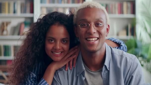 Close up bella donna indiana abbraccio su afroamericano uomo amante spalla — Video Stock