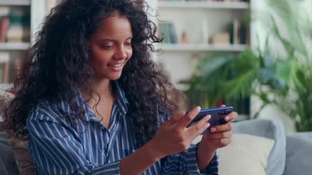 Souriant jeune femme indienne regarder l "écran de téléphone cellulaire parler sur appel vidéo en ligne. — Video