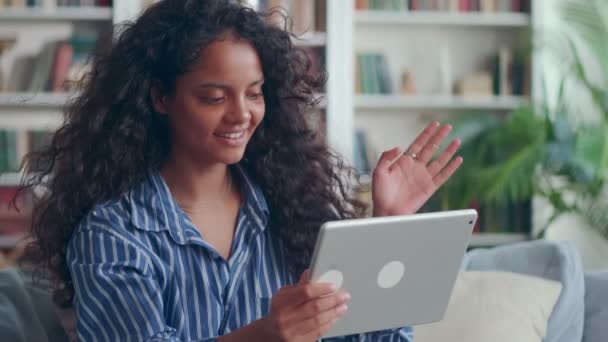 Hindu tonåring kvinnlig chatt i konferensapp på surfplatta börjar konversera — Stockvideo