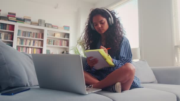 Jonge Indiase vrouw draagt koptelefoon studeren met online leraar op laptop — Stockvideo