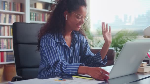 India mujer en auriculares onda saludar hablando en webcam conversación en el ordenador portátil — Vídeos de Stock