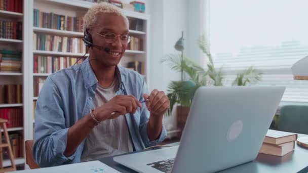 Glimlachende klant support operator met hands-free headset werken in het kantoor. — Stockvideo