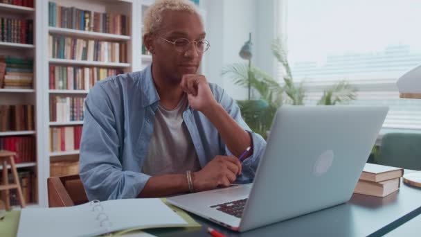 Portrait d'un homme d'affaires attentif avec des lunettes assis au bureau au travail. — Video