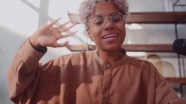 Webcam vista do blogueiro feminino afro-americano acenando mão acolhendo as pessoas. — Vídeo de Stock