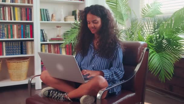 İnternet üzerinden alışveriş yapan Hintli genç kız, web sayfalarına göz atıyor ve sosyal medyayı kontrol ediyor. — Stok video