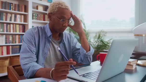 Triste hombre de negocios afroamericano mirando la pantalla del ordenador portátil se siente estresado. — Vídeos de Stock