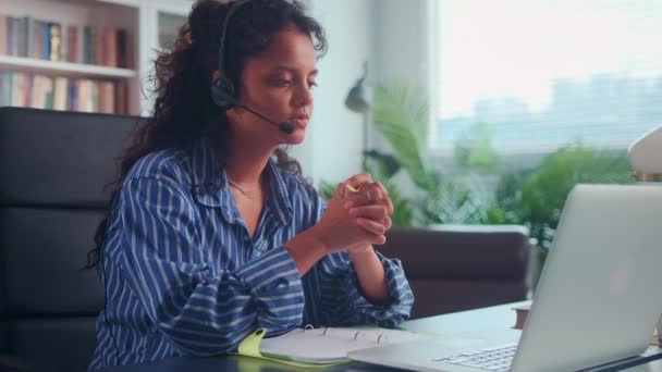 Estudiante en auriculares discute el resultado de la prueba con el tutor en la conferencia en línea. — Vídeos de Stock