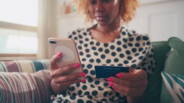 Kadın telefon siparişini online alışveriş ürünleri ve faturayı kredi kartıyla ödüyor.