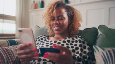 Kadın telefon siparişini online alışveriş ürünleri ve faturayı kredi kartıyla ödüyor.
