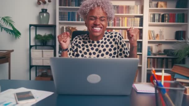 Eccitato vincitore donna africana guarda computer portatile celebra il successo a casa ufficio — Video Stock