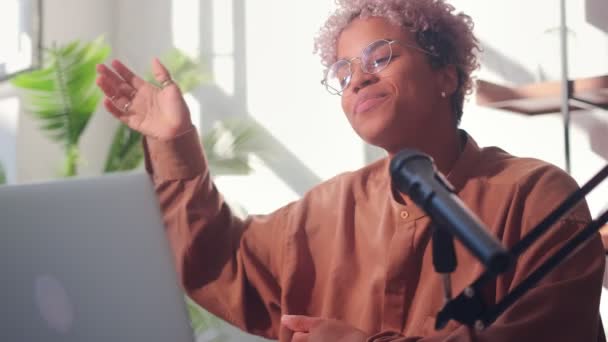 年轻的非洲裔美国妇女在家里做播客录音. — 图库视频影像