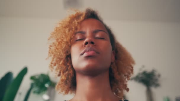 Mulher de raça mista meditando com as mãos espalhadas senta-se em práticas de pose de lótus ioga — Vídeo de Stock