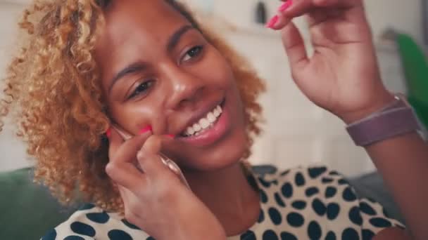 Boldog fiatal afro-amerikai nő vidáman beszél mobiltelefonon. — Stock videók
