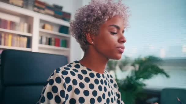 Mujer afroamericana joven con la cara altiva escribiendo en la máquina de escribir. — Vídeos de Stock