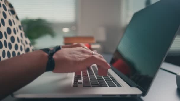 Woman who has just typed closes her laptop to pause for meditation. — Stock Video