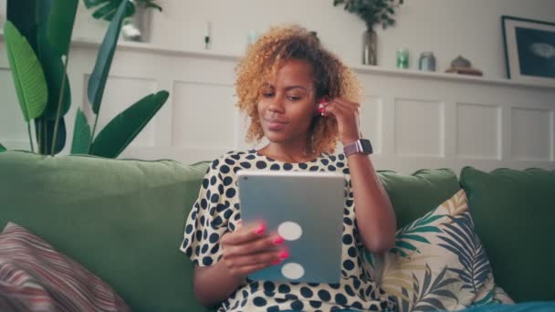 Souriant décontracté afro-américain femme assise à la maison parler sur appel vidéo. — Video