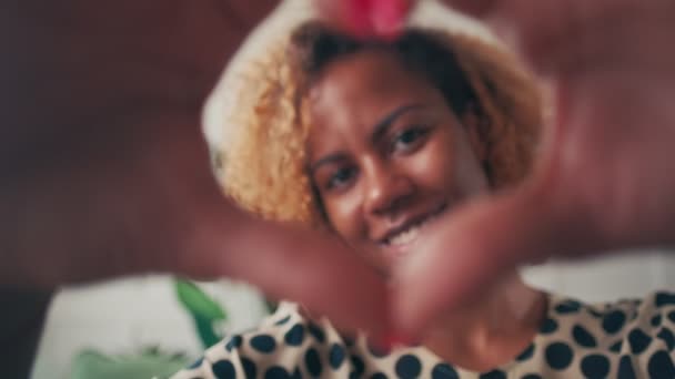 Sorridente donna africana americana confessa l'amore mostrando il cuore alla macchina fotografica. — Video Stock
