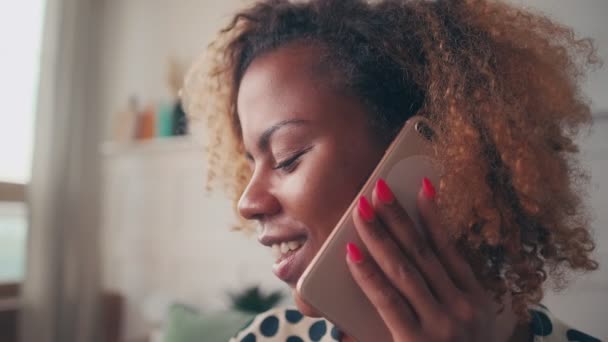 Primer plano de la mujer afroamericana teniendo aburrida conversación y ojos ondulados. — Vídeos de Stock