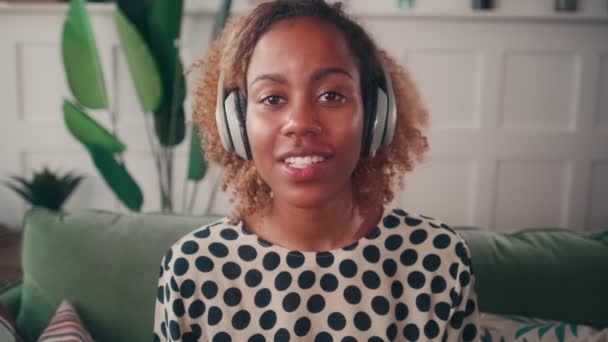 在有网络呼叫或虚拟会议的耳机中微笑的年轻女性. — 图库视频影像