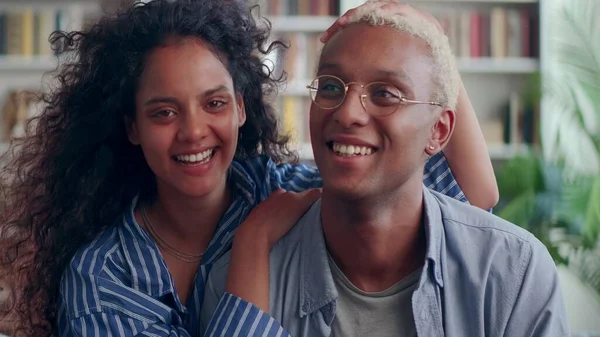 Webcam widok szczęśliwy międzynarodowy młody para w miłość rozmowy na wideo rozmowy. — Zdjęcie stockowe