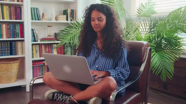 Indiase tiener meisje winkelen online, browsen webpagina 's en het controleren van sociale media. — Stockfoto