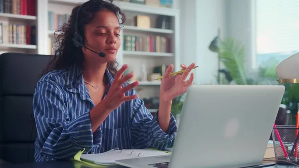 Indiase support service vrouwelijke werknemer zitten op de werkplek met laptop in het kantoor. — Stockfoto