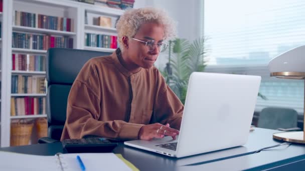 Mujer infeliz calculando gastos o impuestos, sintiéndose estresada por errores. — Vídeos de Stock