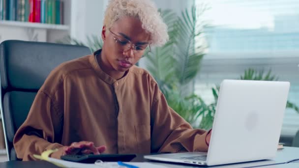 Mujer africana feliz administrando presupuesto mensual sintiéndose satisfecha con suficiente dinero. — Vídeos de Stock