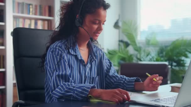 Indienne étudiante dans casque regarder étude écran d'ordinateur portable en ligne à partir de la maison — Video