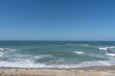 Balina Deniz fenerinde Atlantik Dalgaları, le de R