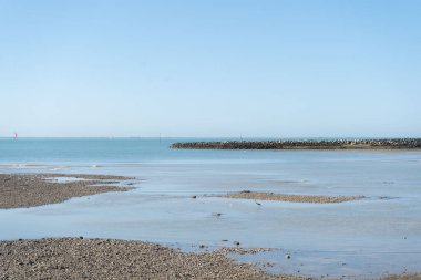 Port Neuf Sahili 'nde güneşli bir gün, La Rochelle, Fransa
