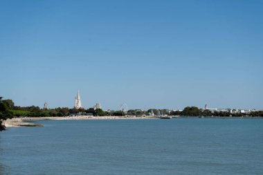 Fener Kulesi ve dönme dolabı olan La Rochelle Plajı 'nın günbatımı manzarası