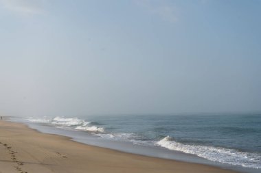 Güzel Okyanus Dalgaları ve köpüklü Vieux-Boucau Sahili Bulutlu Hava Sersemletici okyanus dalgaları beyaz köpükle Fransa 'nın Vieux-Boucau plajına çarpıyor. Yumuşak bulutlu bir gökyüzü altında huzurlu ve atmosferik bir kıyı manzarası yaratıyor..