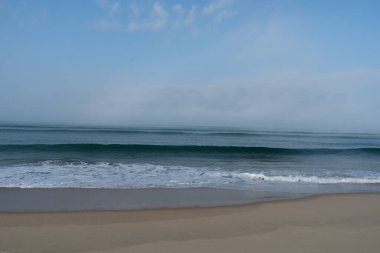 Vieux-Boucau Sahili 'nde oluşan yuvarlanan okyanus dalgaları, Fransa' nın Vieux-Boucau kumsalında oluşan ve kırılan dalgalar, Atlantik kıyılarının enerji ve doğal güzelliklerini yakalıyor..